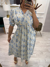 Cargar imagen en el visor de la galería, MAYRA - Vestido midi estampado azul claro
