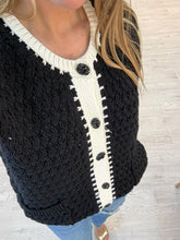 Cargar imagen en el visor de la galería, ITZAYANA - Chaleco negro con blanco
