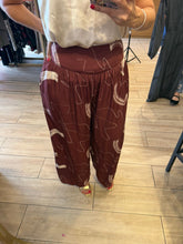 Cargar imagen en el visor de la galería, CLAUDETTE - Pantalón granate estampado