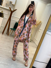 Cargar imagen en el visor de la galería, KITZIA - Set pantalón rosa estampado tropical