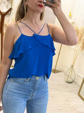 Cargar imagen en el visor de la galería, CELESTE – Blusa azul rey de gasa con tirantes cruzados