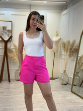 Cargar imagen en el visor de la galería, FEBE – Short fucsia de vestir con botones