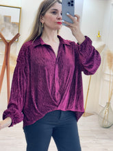 Cargar imagen en el visor de la galería, VICTORIA – Blusa vino plisada con cuello camisero