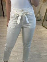 Cargar imagen en el visor de la galería, TEÍA – Pantalón blanco de lino con cinto
