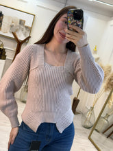 Cargar imagen en el visor de la galería, GABY - Sueter arena