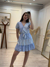 Cargar imagen en el visor de la galería, JILLIAN - Vestido corto azul con rayas