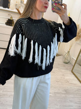 Cargar imagen en el visor de la galería, JAZMIN - Sueter negro flecos blancos