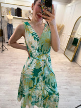 Cargar imagen en el visor de la galería, SANDRA - Vestido midi verde floral