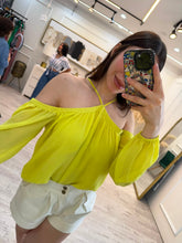 Cargar imagen en el visor de la galería, FINLEY - Blusa amarilla