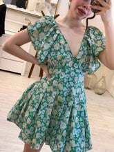 Cargar imagen en el visor de la galería, JUDITH - Vestido corto verde estampado