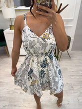 Cargar imagen en el visor de la galería, MAGDALENA - Vestido blanco tirantes estampado