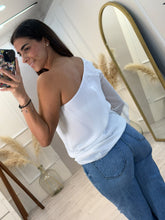 Cargar imagen en el visor de la galería, CAMERON - Blusa blanca asimétrica