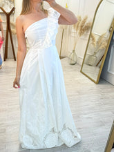 Cargar imagen en el visor de la galería, SABRINA - Maxi vestido blanco asimetrico volantes