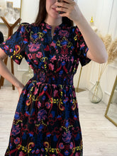 Cargar imagen en el visor de la galería, HÉCATE – Maxi vestido negro con flores rosa y azul