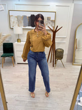 Cargar imagen en el visor de la galería, GRETA - Blusa camel manga larga
