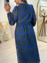 Cargar imagen en el visor de la galería, FILIRA – Maxi vestido verde oscuro con flores azules manga larga