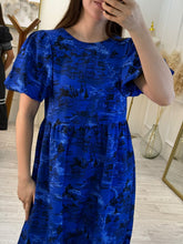Cargar imagen en el visor de la galería, JUNO – Maxi vestido azul rey con estampado de paisaje