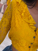 Cargar imagen en el visor de la galería, FAYE - Blusa amarilla botones