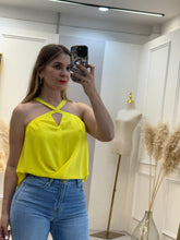Cargar imagen en el visor de la galería, SOL – Blusa amarilla halter cruzada