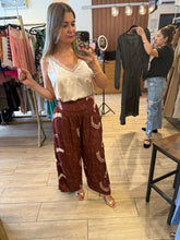 Cargar imagen en el visor de la galería, CLAUDETTE - Pantalón granate estampado