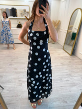 Cargar imagen en el visor de la galería, FILIPPA - Maxi vestido negro polka dots