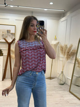 Cargar imagen en el visor de la galería, DAMARIS – Blusa roja y azul estampada con olán