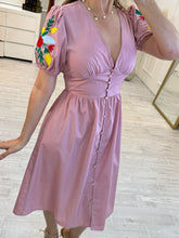 Cargar imagen en el visor de la galería, LEILANI - Vestido corto rosa bordado en mangas