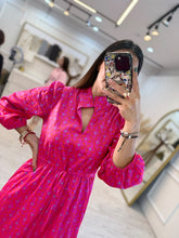 Cargar imagen en el visor de la galería, VENUS – Maxi vestido fucsia estampado de manga larga