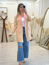 Cargar imagen en el visor de la galería, PENELOPE - Blazer beige con rosa
