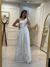 Cargar imagen en el visor de la galería, ARTEMISA - Maxi vestido blanco asimétrico