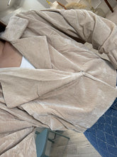 Cargar imagen en el visor de la galería, ACTEA – Chamarra beige de terciopelo con solapa