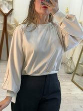 Cargar imagen en el visor de la galería, JUNO - Blusa avena manga larga