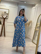 Cargar imagen en el visor de la galería, ARWEN - Maxi vestido azul estampado