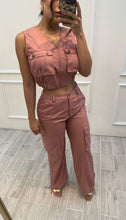 Cargar imagen en el visor de la galería, MARICARMEN - Set blusa y pantalón café claro