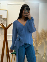 Cargar imagen en el visor de la galería, CHARLIE - Blusa azul cruzada