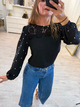 Cargar imagen en el visor de la galería, FIDELA - Blusa negra apliques en las mangas