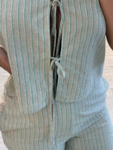 Cargar imagen en el visor de la galería, BRENNA - Set pantalon y blusa khaki lineas verdes