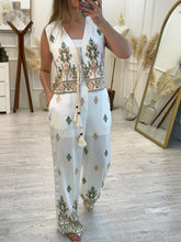 Cargar imagen en el visor de la galería, GLENDA - Set blusa y pantalon estampado verde con café