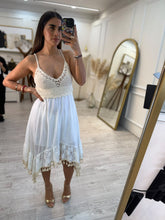 Cargar imagen en el visor de la galería, ARETUSA – Vestido midi blanco con crochet y flecos