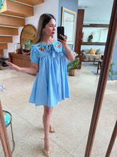 Cargar imagen en el visor de la galería, CORINA - Vestido corto azul con flores bordadas