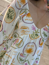 Cargar imagen en el visor de la galería, NIKITA - Vestido blanco estampado tropical
