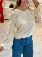 Cargar imagen en el visor de la galería, RICARDA - Blusa avena manga larga