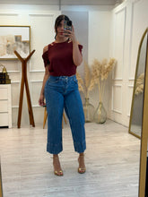 Cargar imagen en el visor de la galería, TEAGAN - Blusa rojo oscuro