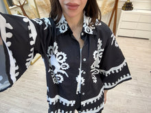 Cargar imagen en el visor de la galería, SOFIA - Set pantalon y blusa negro estampado
