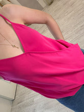Cargar imagen en el visor de la galería, VESTA – Blusa fucsia cruzada de tirantes