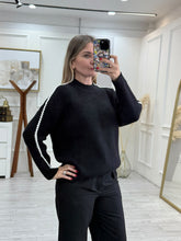 Cargar imagen en el visor de la galería, MARLENE - Sueter negro con detalles blancos