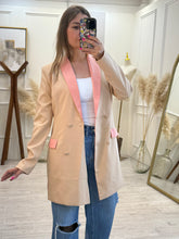 Cargar imagen en el visor de la galería, PENELOPE - Blazer beige con rosa