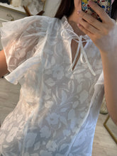 Cargar imagen en el visor de la galería, PAMELA - Blusa blanca