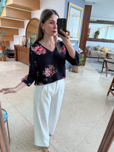 Cargar imagen en el visor de la galería, RACHEL - Blusa azul oscuro estampada