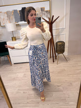 Cargar imagen en el visor de la galería, IMELDA - Falda midi estampado azul